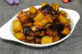土豆和它天生一对，简单炖煮一下太美味，老人孩子都爱吃图片