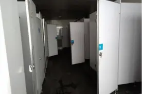 男子上厕所忘带纸，撕开门上贴纸，竟无意捅破背后秘密图片