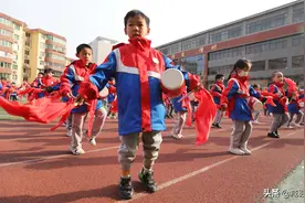 千名小学生课间打腰鼓，场面震撼图片