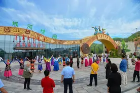 诗意山水，秋景如画，就在民族风情园图片