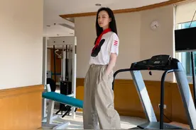 儿童节快乐！倪妮带上了红领巾三道杠图片