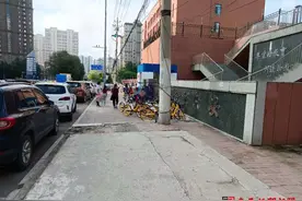 东师东安学校大门口变“美团单车”停车场 致使孩子出入校门“不畅”图片