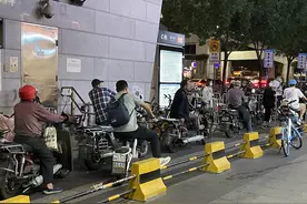 堵塞路面、刮擦磕碰时有发生……“黑摩的”屡禁不止，乱象因何而生？图片