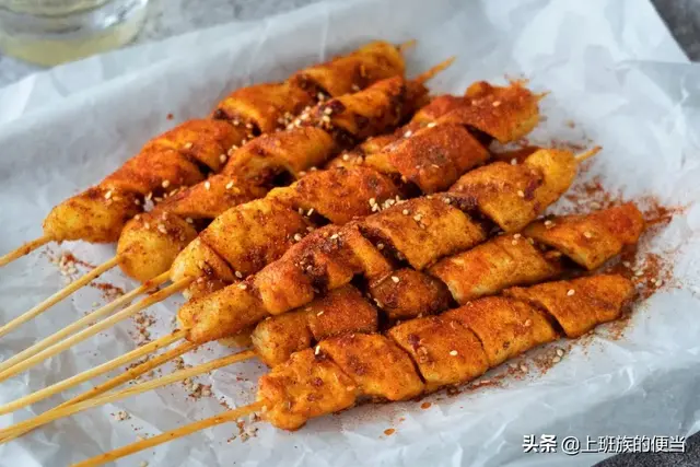 馋嘴街边的烤面筋，教你在家做，面筋劲道有嚼劲，2斤粉做一大把
