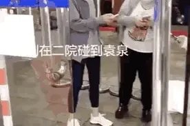 袁泉由仨壮男陪伴到医院看病，夏天穿厚外套显瘦弱，病恹恹很憔悴图片