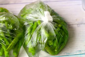 保存豆角，不用晒干，也不用腌制，焯水放冰箱，颜色不变黑存的久图片