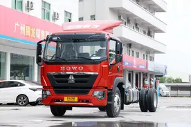 国六220马力6米8载货车，实拍换代重汽G5X，售价14.5万图片