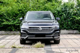 大众进口中大型SUV，与奥迪Q7同平台，低价且豪华，实拍大众途锐图片