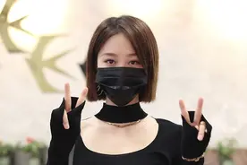 蓝盈莹身穿黑色长袖上衣搭配牛仔裤亮相机场图片