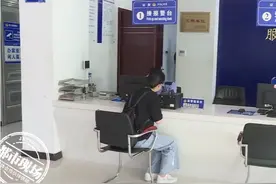 女子醉酒被同事送回家，醒来后发现东西被盗，立即报警图片
