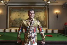 一次购买30台劳斯莱斯，身价上亿的“杀马特”，老婆似仙女下凡图片