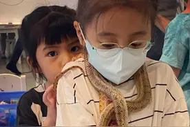 贾静雯俩女儿同框，咘咘脖子挂两条蛇超淡定，被指都不如妈妈美貌图片
