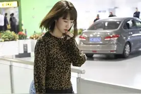 李念真是低调的阔太太，豹纹衫配破洞裤，“酒杯腿”太细了图片