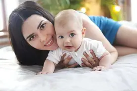 乱摸宝宝可能变傻，父母谨记“三摸五不摸”，提防亲戚下“黑手”图片