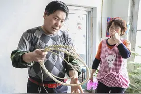 山东农村大哥夫唱妇随，纯手工编制鞭子，一根卖到600元图片