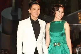 56岁关咏荷与张家辉同框，穿绿色高光色长裙好惊艳，不像两孩子妈图片
