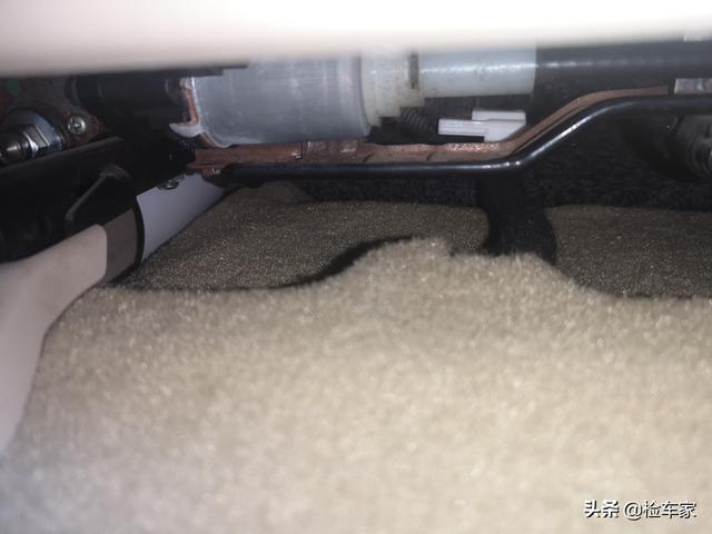 报价22万的雷克萨斯RX270，开10万公里就漏油，还能传三代吗？