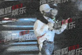 吴京被拍与谢楠散步，紧搂小10岁娇妻不撒手！十指紧扣好甜蜜图片