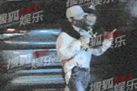 吴京被拍与谢楠散步，紧搂小10岁娇妻不撒手！十指紧扣好甜蜜图片