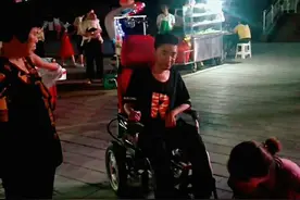 残疾小伙地摊风云录图片