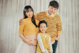 恭喜！42岁朱桢晒产房照官宣二胎，怀抱小儿子表情激动图片