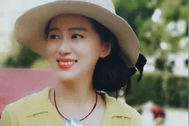 还记得《举起手来2》的赵小姐吗？她曾是体操运动员？图片