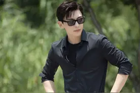 邓伦一身工装太帅了，一套黑色不显单调，圆领T恤好显下巴图片