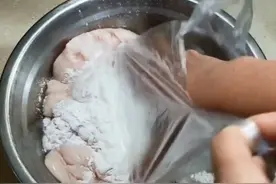 原来洗猪大肠可以这么简单，一个矿泉水瓶就能搞定，简单又干净图片