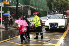 开学季｜岳阳交警护航上学路图片