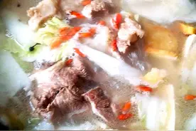 天冷了多吃炖菜，1个棒骨炖1锅菜，温暖美味又下饭图片