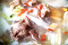 天冷了多吃炖菜，1个棒骨炖1锅菜，温暖美味又下饭图片