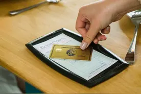 “我可以用(会员)积分兑换礼品吗？”用英语怎么说？图片