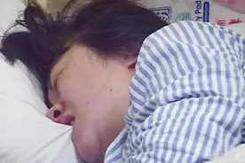 孕妈生二胎不幸离世，5岁女儿在产房外不肯走，她的解释让人泪目图片