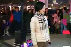 星光大道冠军沦为街头卖唱？网友：星光大道没落了，冠军不值钱了图片