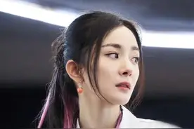 杨幂都开始跟风这种时尚了！扎头发加点东西，有层次感又亮眼图片