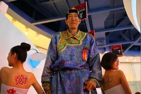 2米巨人鲍喜顺不听医生劝阻，57岁执意生下一子，如今孩子怎样了?图片