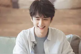 张新成逆袭成大势男！综艺电视剧多个霸屏，一袭白衬衫帅成撕漫男图片
