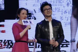 汪峰留寸头走路霸气！穿羽绒服配修身裤成五五分，罗圈腿太明显了图片