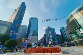 重庆观音桥的核心位置有一家小商场，名字很大气，里面档次却不高图片