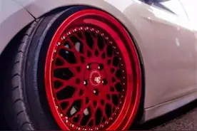 为什么高速见到红色轮胎的汽车，能躲多远就躲多远？交警：保命！图片