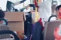 搞笑GIF趣图：超粘人的女朋友是什么体验图片