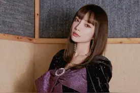 短裙深蹲秀美腿，李小璐身材惊艳众人，难怪之前贾乃亮爱得这么深图片