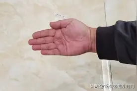 家里地上掉满头发？教你一个妙招，地面干净，一根头发都找不到图片