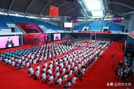 校长邱勇再提赠书期许，寄语新生：葆有顽强的生命力，让生命之光更加明亮图片