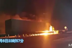 京哈高速一快递挂车自燃！“掉鞋底”交警再提供“叫醒服务”图片