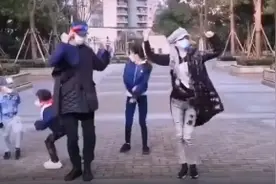 马伊琍破洞裤里穿秋裤真新潮！和保剑锋PK广场舞，却被俩闺女抢镜图片