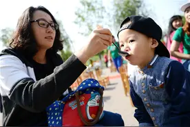 “中国式喂饭”给孩子带来伤害，做到这3点，孩子自己乖乖吃饭图片