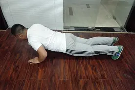 男子做俯卧撑，是天天练习好，还是隔天练习好？一次多少达标？图片