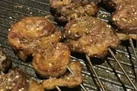 山东大汉在夜市卖重口美食，一晚上赚3000元，汉子们排队吃图片