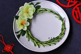 教你用黄瓜做盘饰，不用雕刻不用画，蘸酱还能吃，年夜饭露一手图片